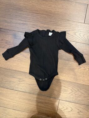 Little One Shop Black Ribbed Ruffle Bodysuit Size 3-6 Months - C39-148